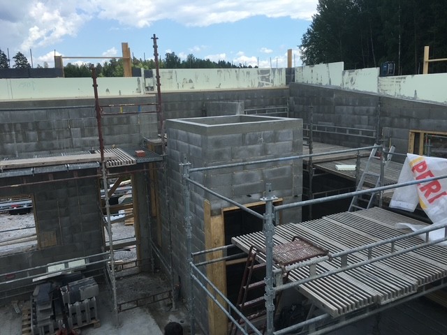 JV-Urakointi rakentaminen - harkkoseinä työmaalla